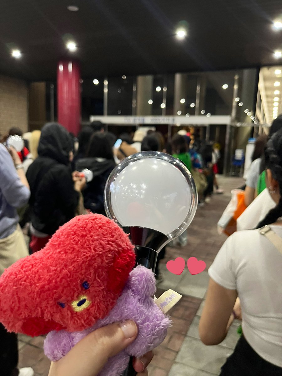 thv_apple's tweet photo. 現在的思緒還是很混亂
沒想到我真的見到喜歡了1619天的人
因爲本命一直都是泰亨所以更加覺得不可思議🥺別人說如果沒拍照/錄影
回憶會因爲年齡而逐漸被淡忘
但15.09.2023發生的所有我會一輩子都記得👦🏻💚
泰亨呀～我昨天真的見到你了！不是在夢裡🥺
有些喜歡真的能夠穿越一切
依然來到你面前！我永遠愛你 https://t.co/KSHoqNrJRW