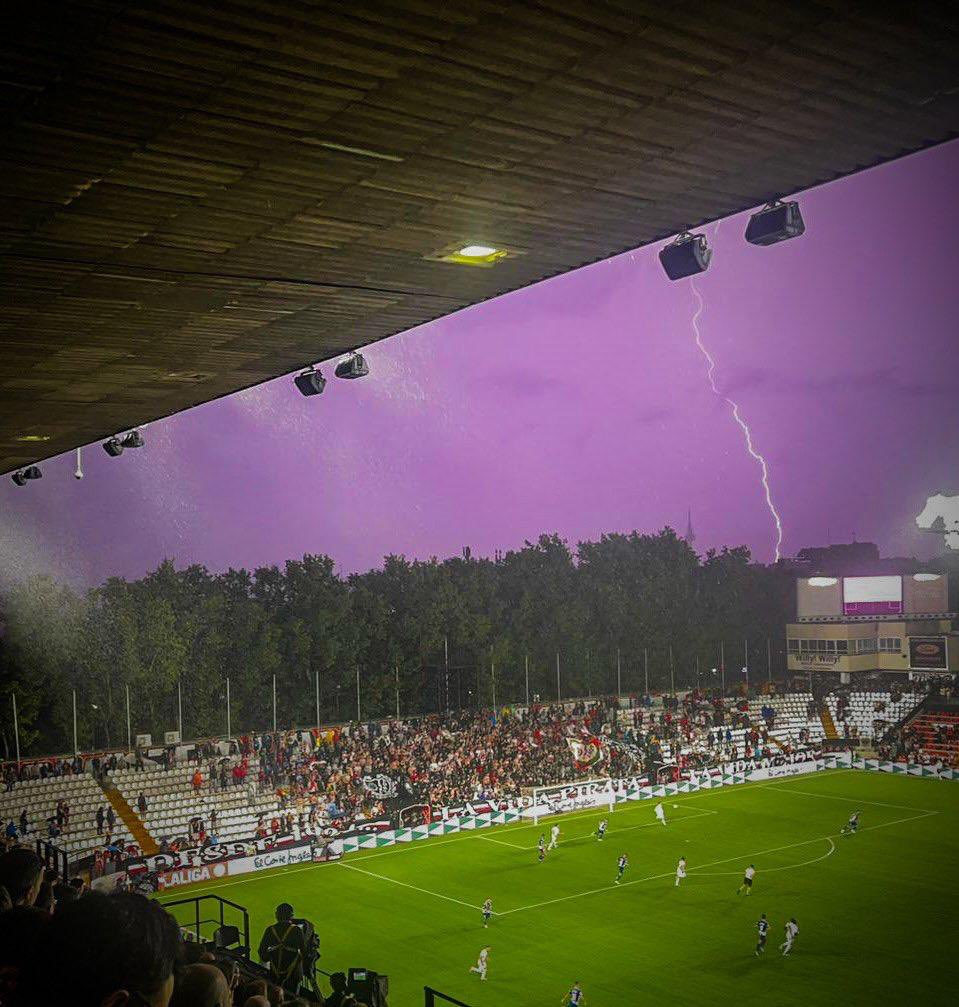CarlosADRV's tweet photo. Desconozco el autor o autora de tremendo fotón. Aún así, mis dieces.

Contra viento y marea. ⚡️ https://t.co/Mwqj5THPfR