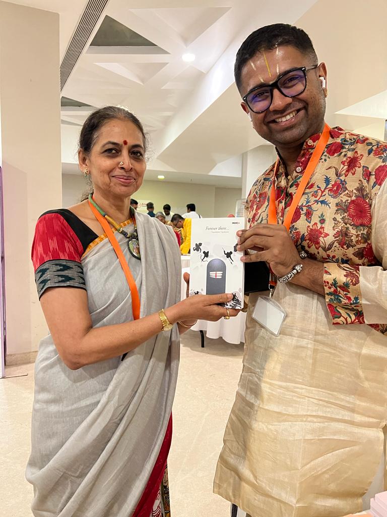 IndicaOrg's tweet photo. Smt Vijayalakshmi Vijaykumar (@vijayalakshmiVK) presenting her book 'forever There...' to Dushyant Sridhar (@dushyanthsridar) at the @PondyLitFest 

#ForeverThere #Novel #IndicBooks @IndicaBooks https://t.co/m9yQPtLEj0