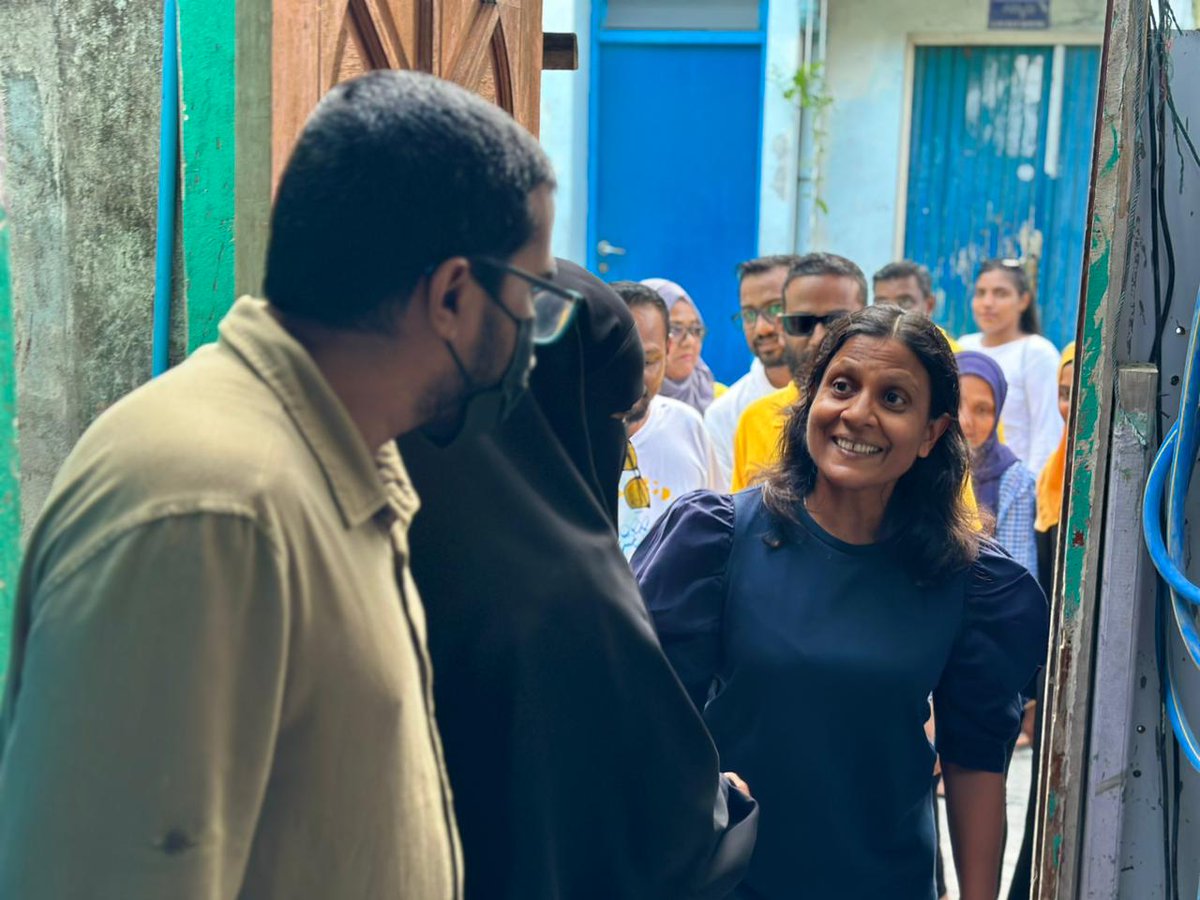 SarahThimara's tweet photo. ވިލިމާލޭ ގެއަކަށް ފަހު ގެއަކަށް. ވަރުބަލިކަމެއްނެތި 🏃‍♀️

ރައީސް @ibusolih އަށް ތާއީދު ހޯދުމަށް އަނބިކަނބަލުން @thadhs ވިލިމާލޭ  ރައްޔިތުން ގާތަށް ދޮރުން ދޮރަށް ހިންގެވުން.

#VoteMDP 
#IbuAslam2023 
#UfaaveriAmaanRaajje https://t.co/vHqA9MnrJA