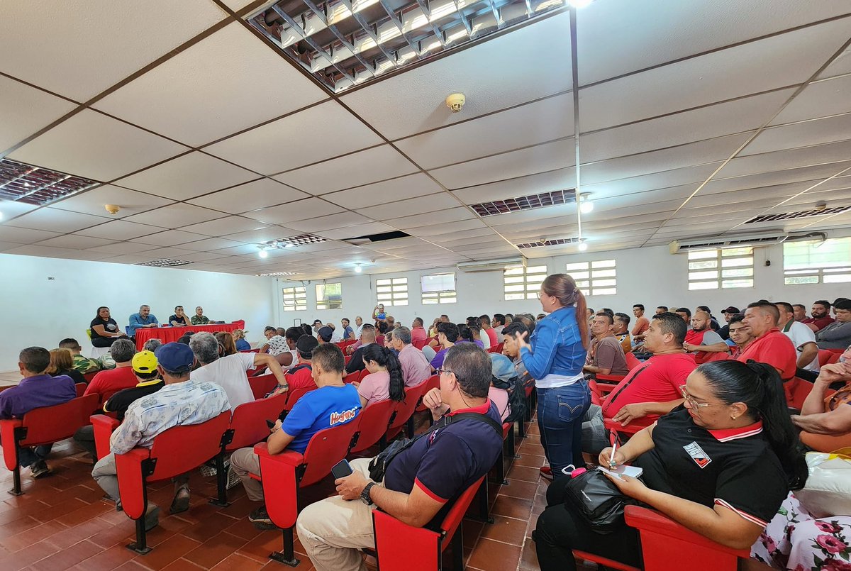 MPaezOficial's tweet photo. #16Sep Gobierno municipal sostuvo reunión con comerciantes de la Frontera de #Apure 

Se enfocó en 3 puntos: problema presentado con la mercancía en diferentes puntos de control en la P/Guasdualito, Pago de Impuestos y nueva Ley Tributaria. #VenezuelaYArgeliaAmigasSiempre https://t.co/8b36B2nbzI