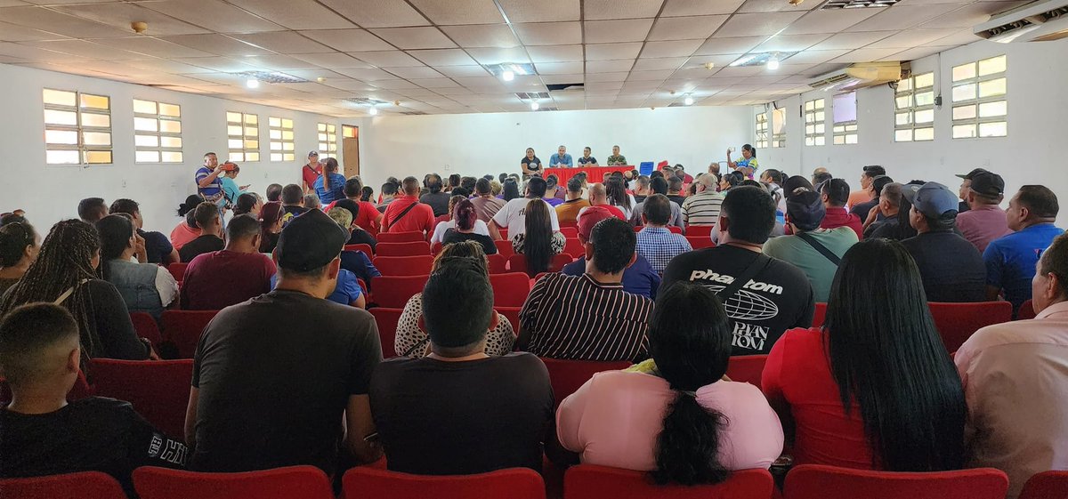 #16Sep Gobierno municipal sostuvo reunión con comerciantes de la Frontera de #Apure 

Se enfocó en 3 puntos: problema presentado con la mercancía en diferentes puntos de control en la P/Guasdualito, Pago de Impuestos y nueva Ley Tributaria. #VenezuelaYArgeliaAmigasSiempre
