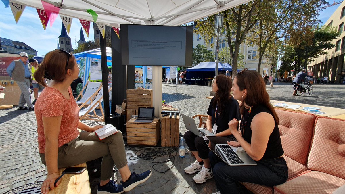 GADMOeu's tweet photo. Beim Workshop "Klimafakten im Faktencheck" von @correctiv_fakt in Kooperation mit GADMO @bfuturefestival gaben Paulina und Sarah von CORRECTIV Bürger:innen Tipps an die Hand, wie sie Falschbehauptungen rund ums Klima entlarven können. https://t.co/e1DdD39l9R