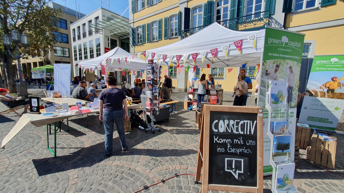 Beim Workshop "Klimafakten im Faktencheck" von <a href="/correctiv_fakt/">CORRECTIV.Faktencheck</a> in Kooperation mit GADMO <a href="/bfuturefestival/">b° future</a> gaben Paulina und Sarah von CORRECTIV Bürger:innen Tipps an die Hand, wie sie Falschbehauptungen rund ums Klima entlarven können.