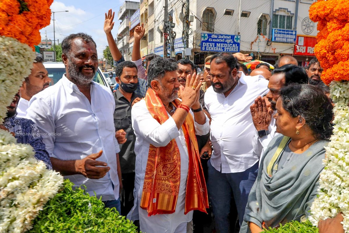 SomaSingireddy's tweet photo. కర్ణాటక రాష్ట్ర ఉప ముఖ్యమంత్రి శ్రీ @DKShivakumar గారు తన కాన్వాయ్ తో వెళ్తుండగా కుషాయిగూడ బస్ స్టాప్ వద్ద ఆయనకు భారీ గజమాలతో సత్కరించడం జరిగింది.
#karnatakadeputycm #somasingireddy #singireddysomasekharreddy #tpcc_secretary #bblockpresident #uppalconstituency #inctelangana https://t.co/cNyOwV0C7Y
