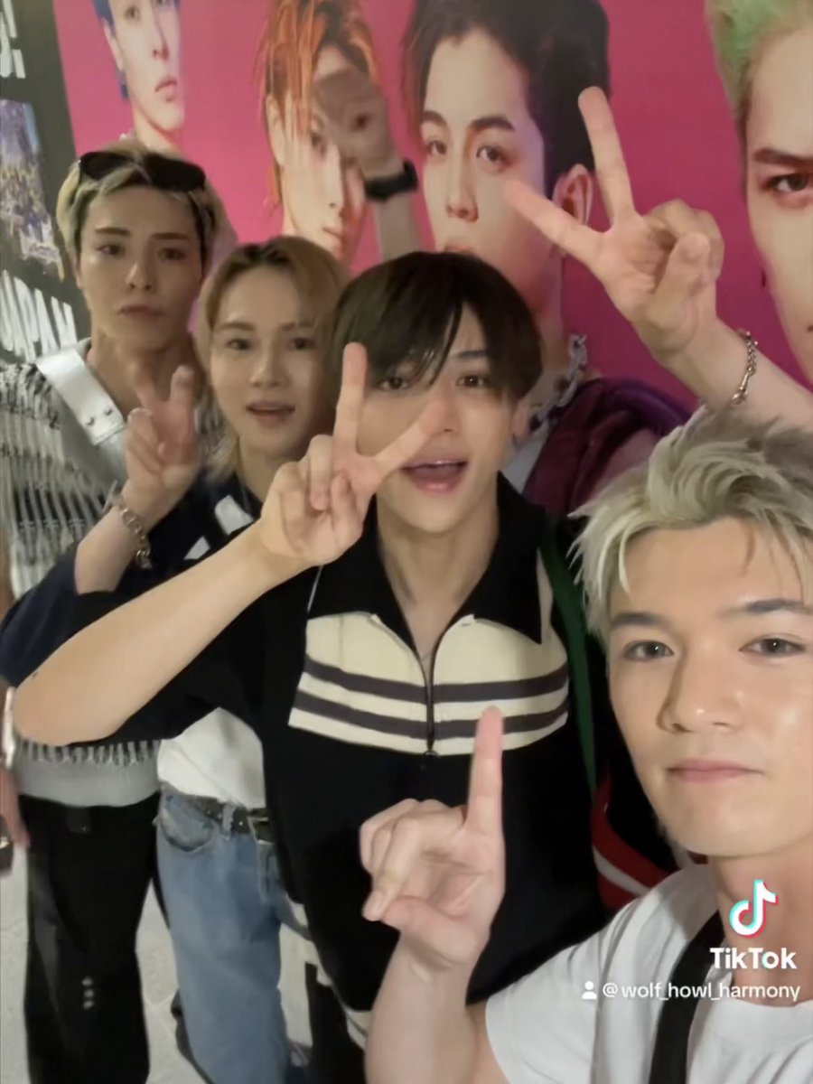 WOLFHOWLHARMONY's tweet photo. みんなも色んな方法で写真撮ってみてね😎
ほじほじ👃
HIROTO

https://t.co/TGsPW5e3ye

◤◢◤◢◤◢◤◢◤◢

TikTokフォロー&amp;コメント🫶🏻✨
お待ちしています

#WOLFHOWLHARMONY 
#WHH #SweetRain https://t.co/cmwWWxWHD2