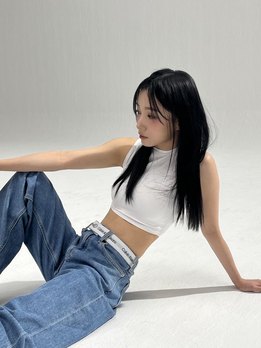 official_kep1er's tweet photo. 🤍👖💙

#서영은 #YOUNGEUN
#Kep1er #케플러 https://t.co/lBYiedcAAI