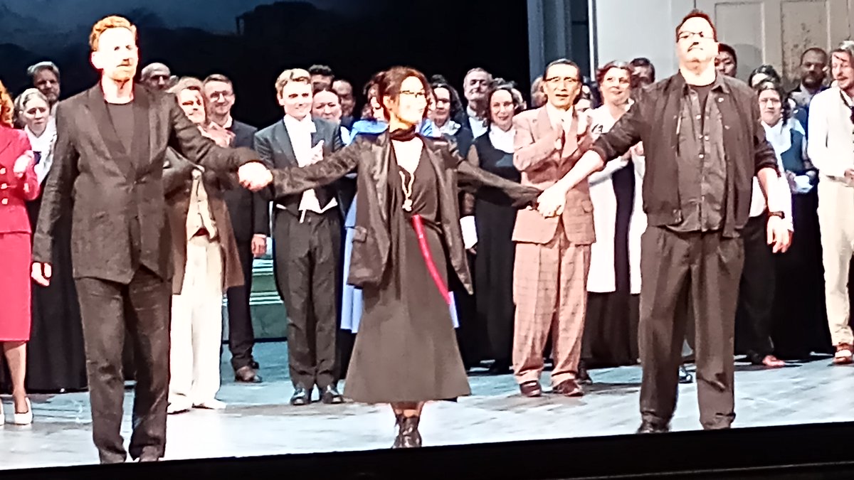 opermagazin's tweet photo. Glanzvoller und lautstarker Spielzeit-Einstieg am #StaatstheaterMeiningen. Der neue GMD #KillianFarrell nimmt Wagners erster Oper weitgehend das Radau-Potenzial und sichert den Hauptpartien so das vokale Überleben: Brillant Lena Kutzner als Ada, David Danholt als Arindal und Emma McNairy als Lora. Yona Kim taucht tief ein in die Romantik als Teil der deutschen Mentalitätsgeschichte und zeigt, dass Wagners Frauenbild sich nach #DieFeen nur noch in wenigen Facetten wandelte. Ovationen.
▶️ https://t.co/1e7WVTHYgI
