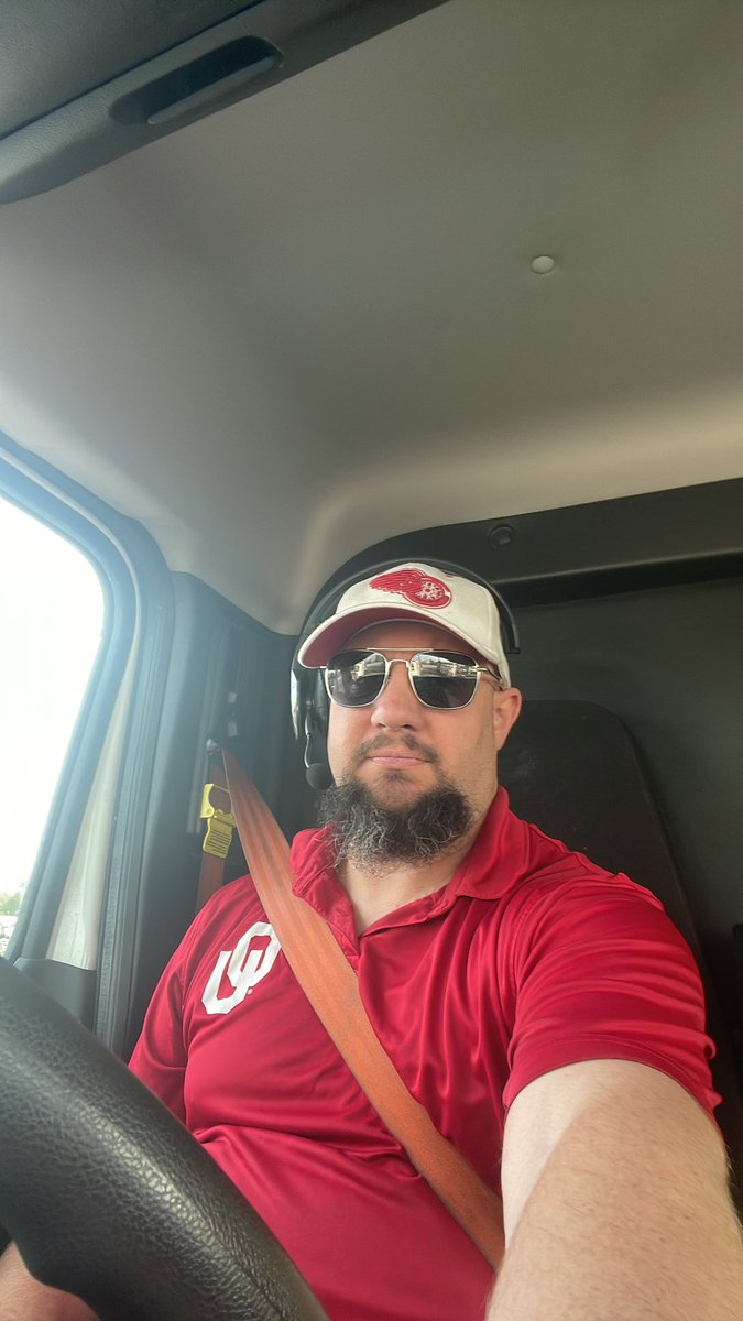 Sarge73_Z28's tweet photo. My workaholic ass is working another Saturday (as soon as the shop finishes fueling my truck). Should be back in time for church this evening though. Gotta rock the crimson today! #BoomerSooner #OnlyOneOklahoma https://t.co/TSyOqToZmV