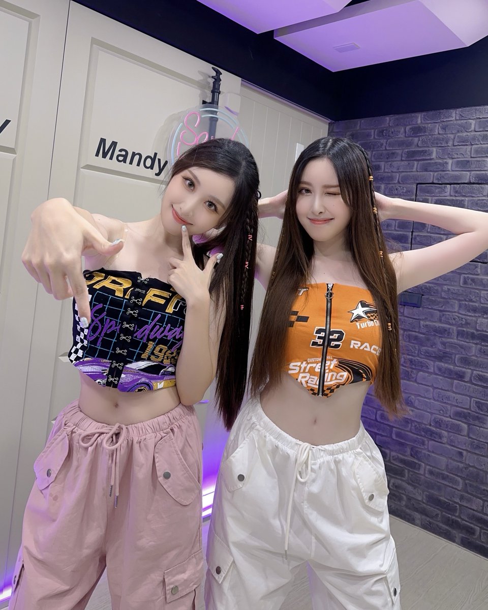 sandymandy_731's tweet photo. 快遞~YouTube影片已送達📦 據說是大家最想看的6首舞？
New vid is up! It’s all about the top 6 Kpop dances you’ve been asking for. Go watch! https://t.co/bQqSQryVe1