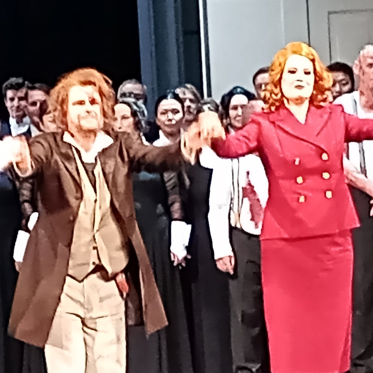 opermagazin's tweet photo. Glanzvoller und lautstarker Spielzeit-Einstieg am #StaatstheaterMeiningen. Der neue GMD #KillianFarrell nimmt Wagners erster Oper weitgehend das Radau-Potenzial und sichert den Hauptpartien so das vokale Überleben: Brillant Lena Kutzner als Ada, David Danholt als Arindal und Emma McNairy als Lora. Yona Kim taucht tief ein in die Romantik als Teil der deutschen Mentalitätsgeschichte und zeigt, dass Wagners Frauenbild sich nach #DieFeen nur noch in wenigen Facetten wandelte. Ovationen.
▶️ https://t.co/1e7WVTHYgI