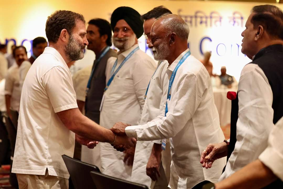 ShivaSenaIYC's tweet image. Congress Working Committee meeting.

📍Hyderabad, Telangana.

#CWCMeetingHyd