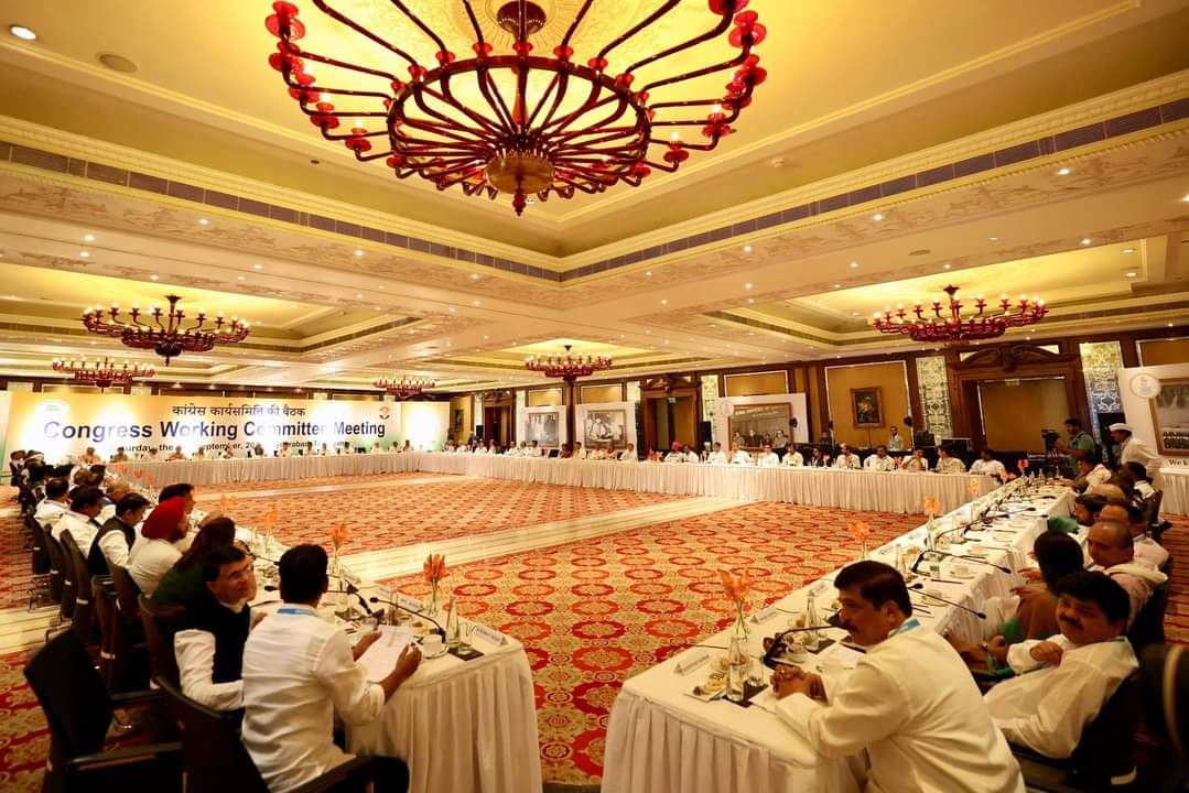 ShivaSenaIYC's tweet image. Congress Working Committee meeting.

📍Hyderabad, Telangana.

#CWCMeetingHyd