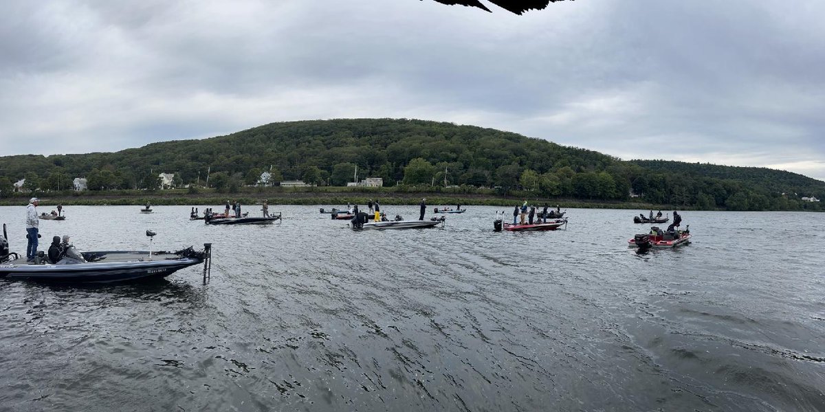 sunapeesports's tweet photo. Lakers on the Lake...getting ready to hook some toads https://t.co/Ti6w9euhaA