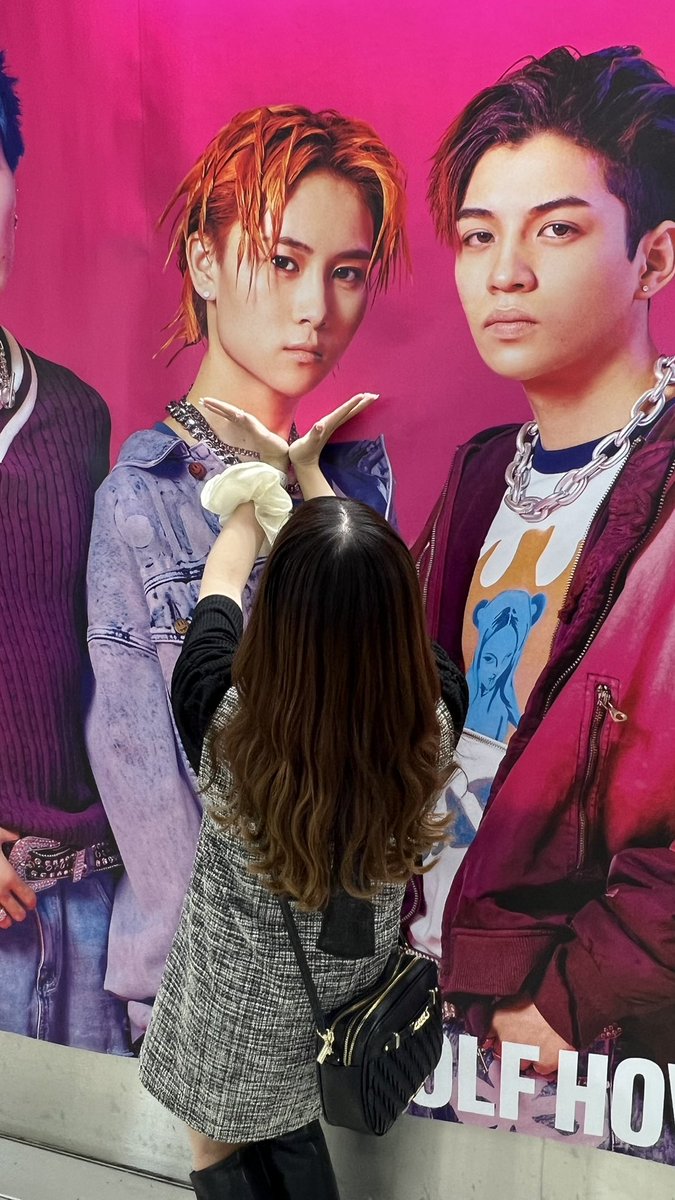 kzmkun7's tweet photo. @WOLFHOWLHARMONY こんな感じでいかがでしょう？！
大阪の行ってきました❤︎
4人に囲まれて幸せでした！
 #WOLFHOWLHARMONY 
 #WHH 
 #SweetRain
 #HIROTO https://t.co/I7mF1raO9U