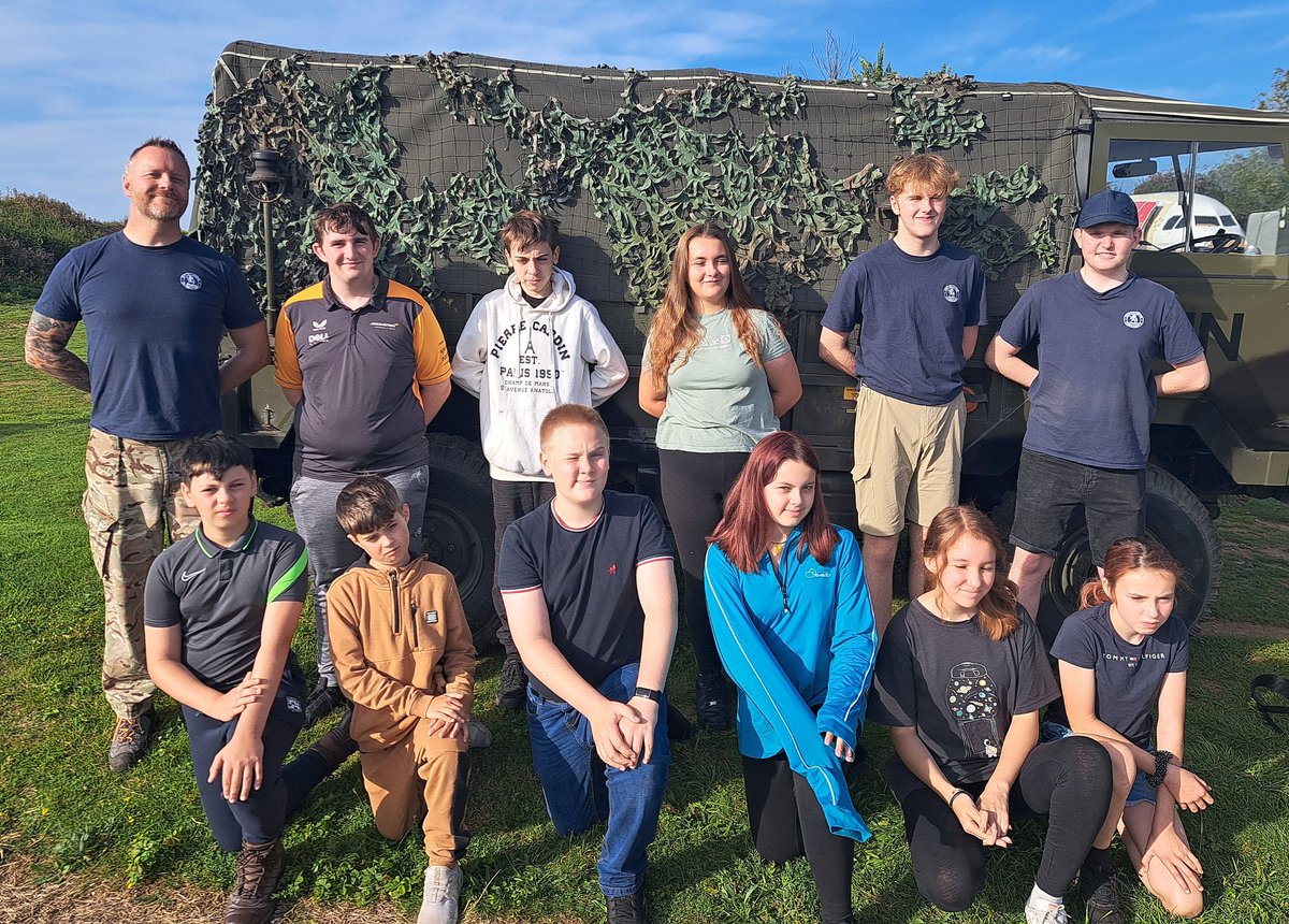 KentPoliceDover's tweet photo. Today, Officer Mark Ball is out at #CapelBattery with members of #DoverJuniorCadet Unit and #DoverVPC. The #HeritageTeam supported with maintenance work, and building an observation tower. #Lovebeingavolunteer @NationalVPC @KentVPC https://t.co/3TnefOcv4W