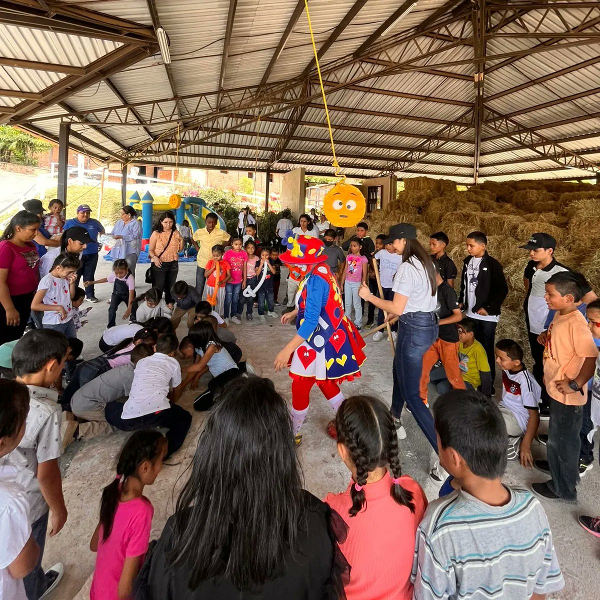 fohc_friends's tweet photo. On September 10th they celebrated Children's Day in Honduras, or “Día de los Niños“ 🎊🐴🇭🇳 Similar to Mother and Father's Day here, Día de los Niños is a day of fun and traditional festivities put on by the adults to honour the small people in their lives 💙🤍 https://t.co/4IMwaOgDSV