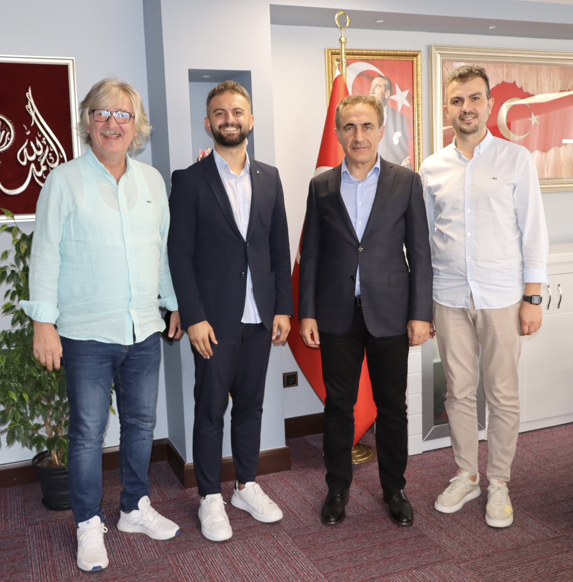 Trabzon İskofyaspor Kulübü Başkanı Hayri Çakır ve Yönetimi, İl Müdürlüğümüzü ziyaret etti. Nazik ziyaretleri için teşekkür ederiz.