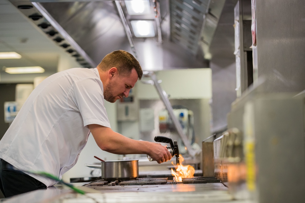 Our Executive Head Chef, Thomas Rhodes, is one of the names behind the food at Twickenham, providing exceptional food experiences for our guests 🤩 Since it's Chef Appreciation Week, Tom sits in the hot seat to answer some questions ❔ Read here ➡️ bit.ly/3Pz9m5M