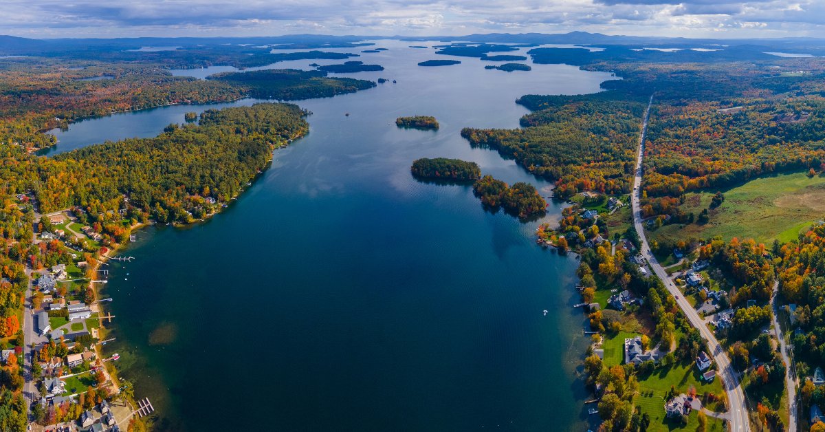 RocheRealty's tweet image. 🍂 Discover the breathtaking beauty of New Hampshire's Lakes Region! From stunning Lake Winnipesaukee to serene Squam Lake and pristine Newfound Lake, there's something for everyone. Dive into the full blog: rocherealty.com/reviews-of-new…🌊🌳 

#LakesRegionBeauty #ExploreNH #LakeLife
