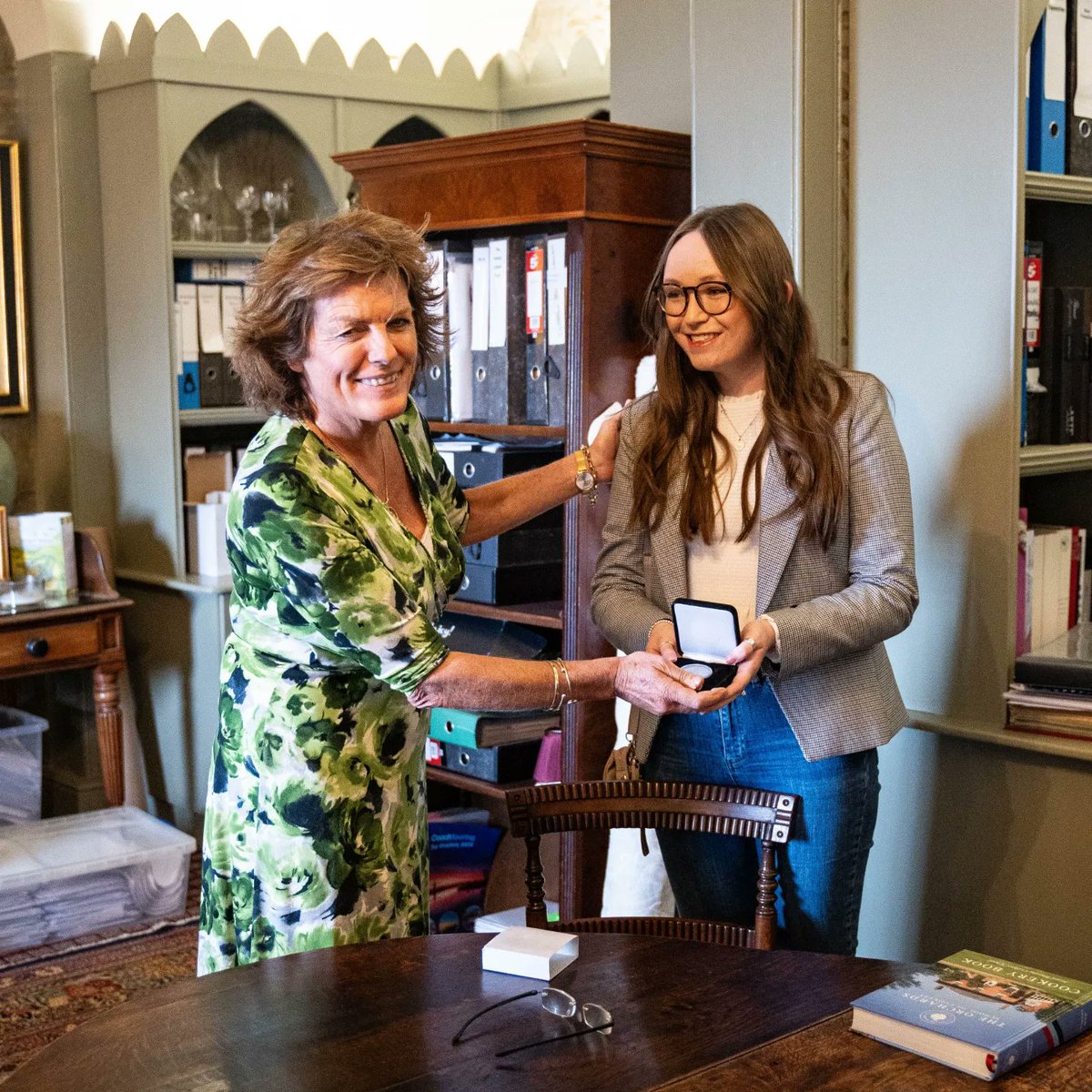 Timothy_Grayson's tweet photo. The Duchess of Rutland &amp; I were delighted to present the first Belvoir Prize for Poetry to Georgia Sanderson at @BelvoirCastle. Georgia, a student at @uniofleicester, received the highest marks out of all the portfolios of poetry which were submitted for assessment in 2022. 1/2 https://t.co/TWTXsMWZXq