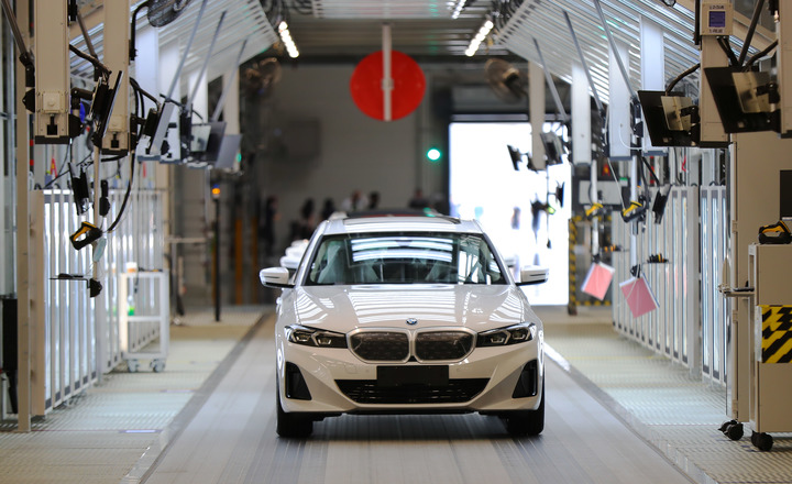 XHNews's tweet photo. Can you imagine a world where #BMW and China part ways? Not happening, says Oliver Zipse, Chairman of BMW AG https://t.co/orkX3KtIur https://t.co/aOvJBKyHdH