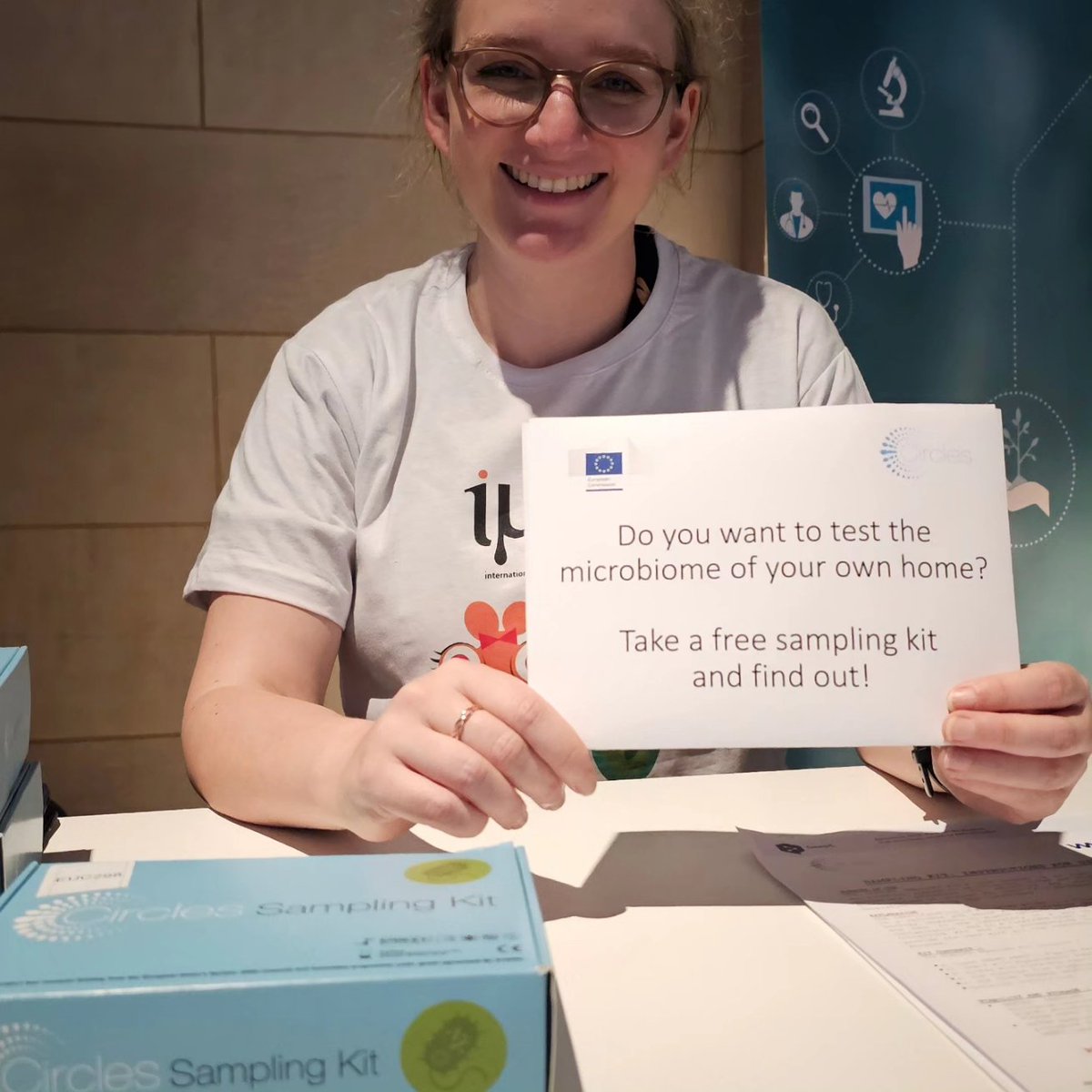 #CIRCLESEU encourages you to test the microbiome of your home! Get your free kit and explore the invisible life that surrounds you and contribute to their research.
@EUFIC and @HagueCA_EU are excited to  bring science closer to citizens!

Marie-Christine Thurm & Lennart Padberg