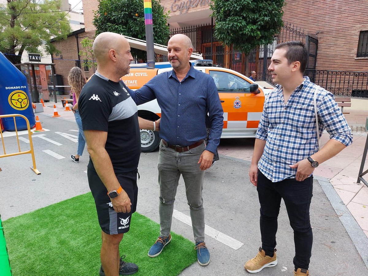 GetafeCR's tweet photo. Hoy hemos vuelto a promocionar el #rugby en la Calle Madrid de Getafe. Muchos niños se han acercado al mundo oval!

Os esperamos los martes y jueves en nuestro campo del Bercial (Avenida Ecuador, 9 | 28907 Getafe)

🤎 AúpaFilo 🧡 https://t.co/yaWrTV6Jqc
