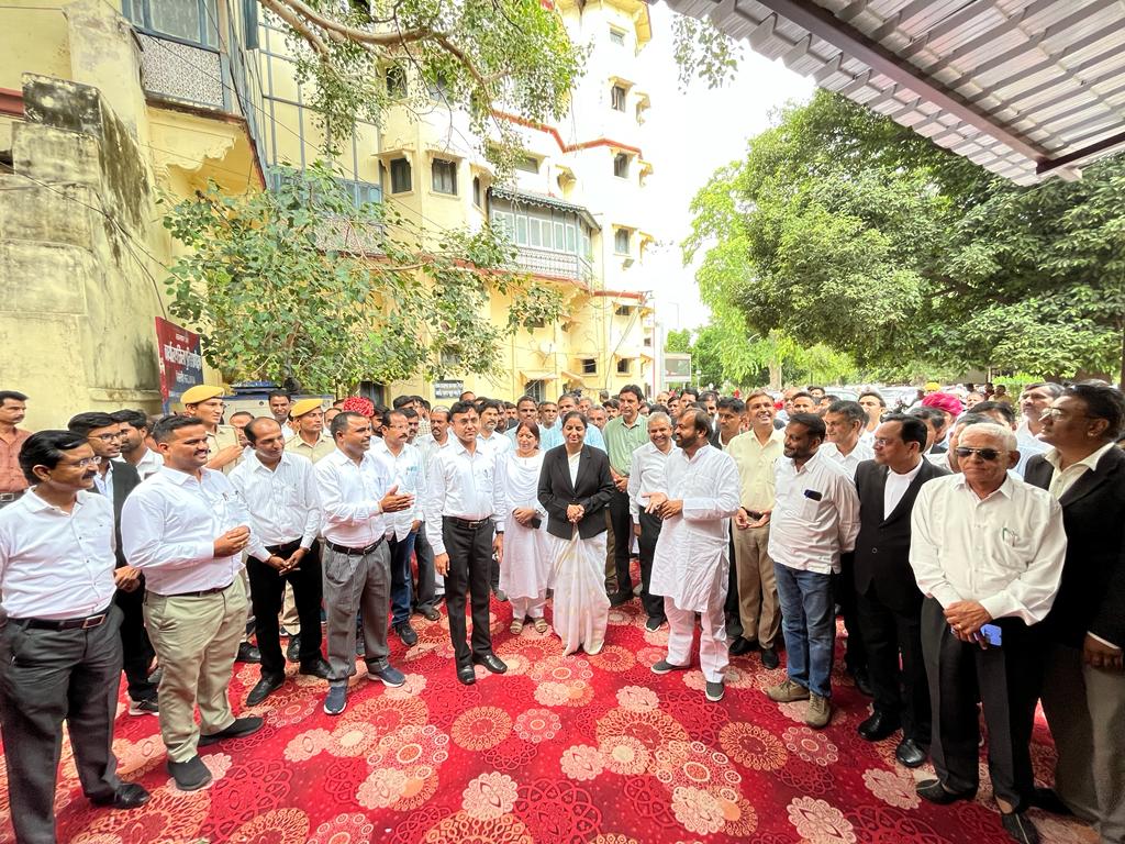 SanyamLodha66's tweet photo. न्यायालय परिसर, सिरोही में विधायक मद से स्वीकृत जिला अभिभाषक संघ के सभा भवन के नवीनीकरण कार्य का जिला एवं सेशन न्यायाधीश श्रीमती रूपा गुप्ता जी के साथ फीता काटकर उदघाटन किया।

#sirohi

@ashokgehlot51 @Sukhjinder_INC https://t.co/3L1tIFN6Ep