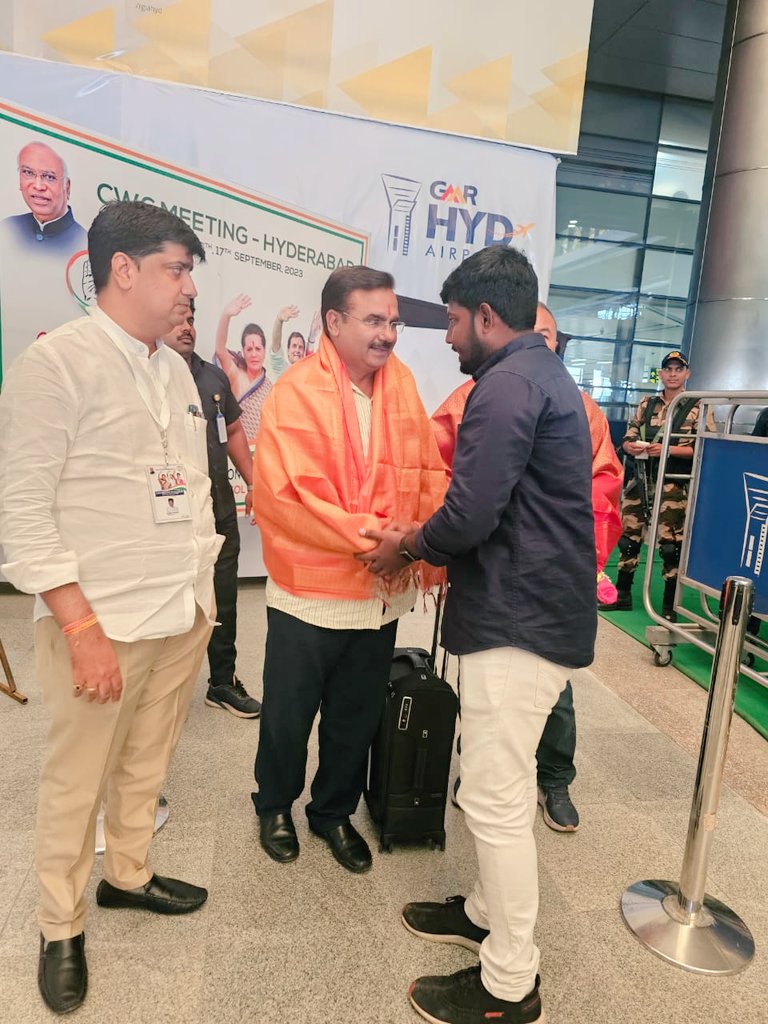 SaiKakerla's tweet image. Received AICC National Spokesperson Shri @Aloksharmaaicc Ji For CWC meeting Held in Hyderabad. 
@revanth_anumula @Manikrao_INC
@rssurjewala
#CWCMeetingHyd #CWC2023 #CWC_Hyderabad