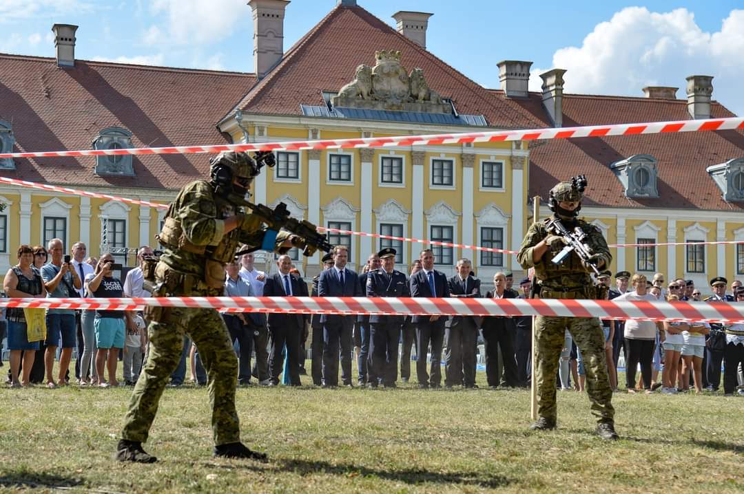 Pripadnici #HV odali su počast Vukovaru i 204. vukovarskoj brigadi preletom aviona Mig-21 i Pilatusa PC-9M, podizanjem zastave 🇭🇷 na Vodotornju, budnici ulicama #Vukovar, izložbom naoružanja, tehnike i opreme #HV te prikazom sposobnosti #ZSS.
#BitkazaVukovar
<a href="/VladaRH/">Vlada Republike Hrvatske</a>
3/3