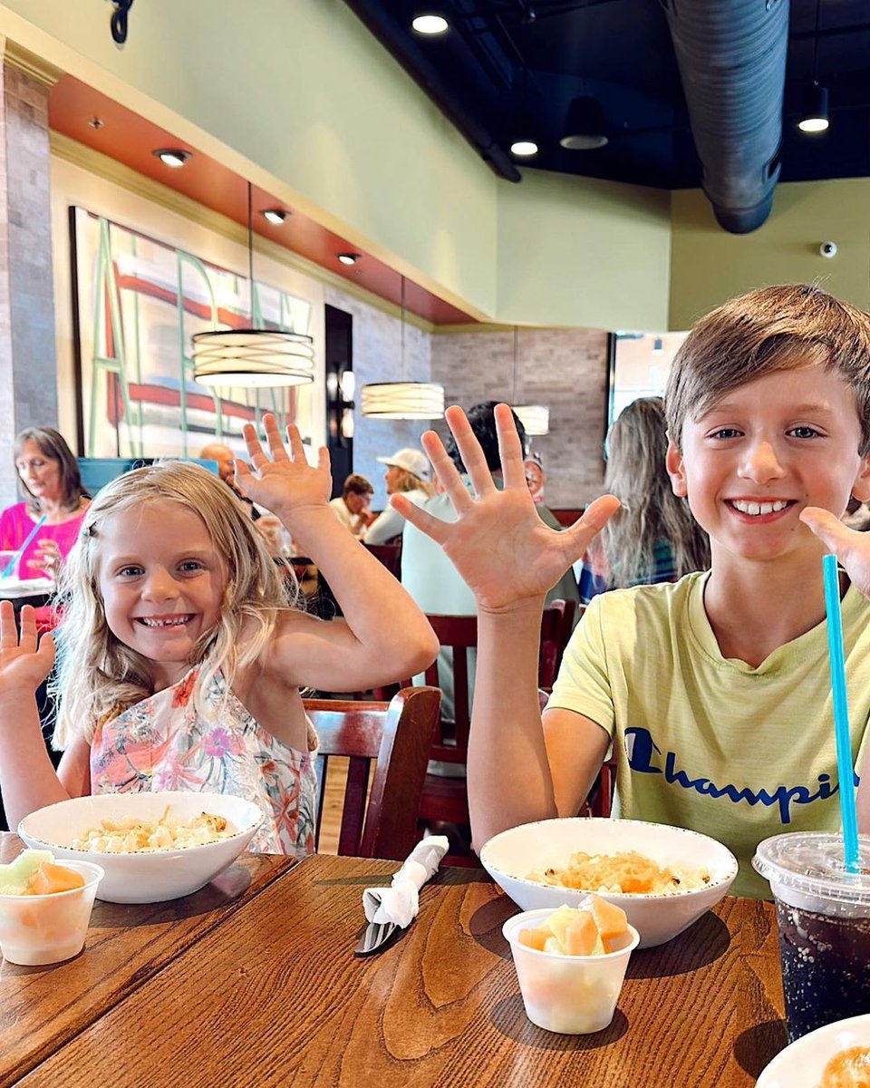 Newks's tweet image. Hands up if you love Newk’s. 🙋
📸: @shoprebeldolls_morgan