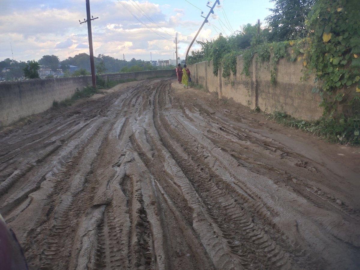 KiranChevella's tweet photo. Road of Accidents - KTR sir, we have complained so many times to authorities, but still the road condition is becoming dangerous everyday to walk. So many accidents are happening on this road. This is just beside lane of Biological e Ltd, Gaganpahad. Pl https://t.co/yzC3ru0fxP