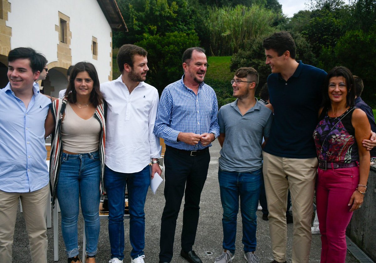 ⏩ Hoy hemos tenido la oportunidad de inaugurar el inicio del curso político de <a href="/NNGGPaisVasco/">NNGG Euskadi</a> en el Palacio Mendibile de #Leioa

Acompañados por <a href="/carlositurgaiz/">Carlos Iturgaiz</a> y <a href="/lgarridoknorr/">Laura Garrido Knörr</a> 

👉 #Preparados para trabajar por nuestro pueblo, por sus ciudadanos.