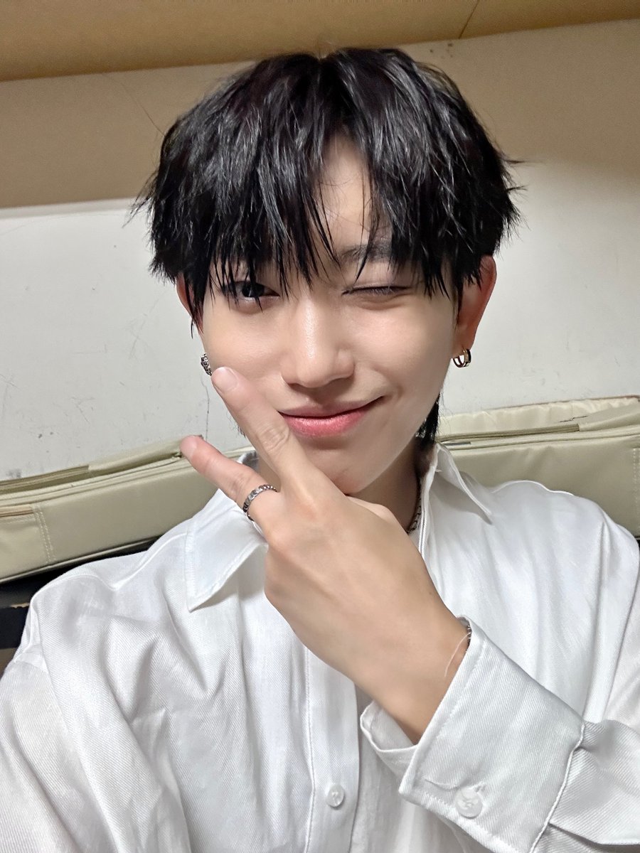 kookminsinger's tweet photo. [📸] 손진욱 콘서트 <NOOK:CON Vol. 1> 완료💜

오늘 신나게 그리고 멋지게 즐겨주셔서 감사해요
빨리 또 만나요 롹앤롤🤘🏻🐿️💜

#국민가수 #내일은국민가수
#손진욱 #SONJINWOOK https://t.co/6T73F7qZ4a