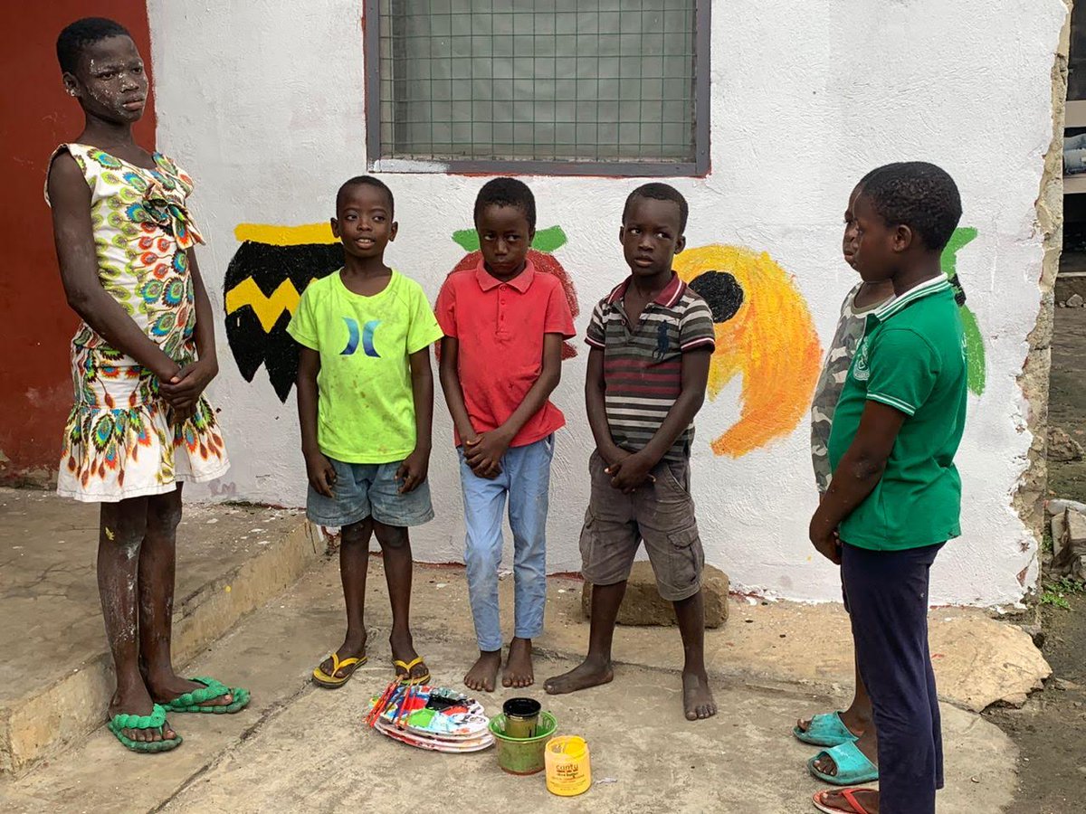 Children teaching each other how to do murals!!!
CAHP kids work together!!  #fortsandcastles #Osu #Accra #Ghana #criticalheritage #art #artivism #communitydevelopment #Archaeology 
@ChristiansborgP