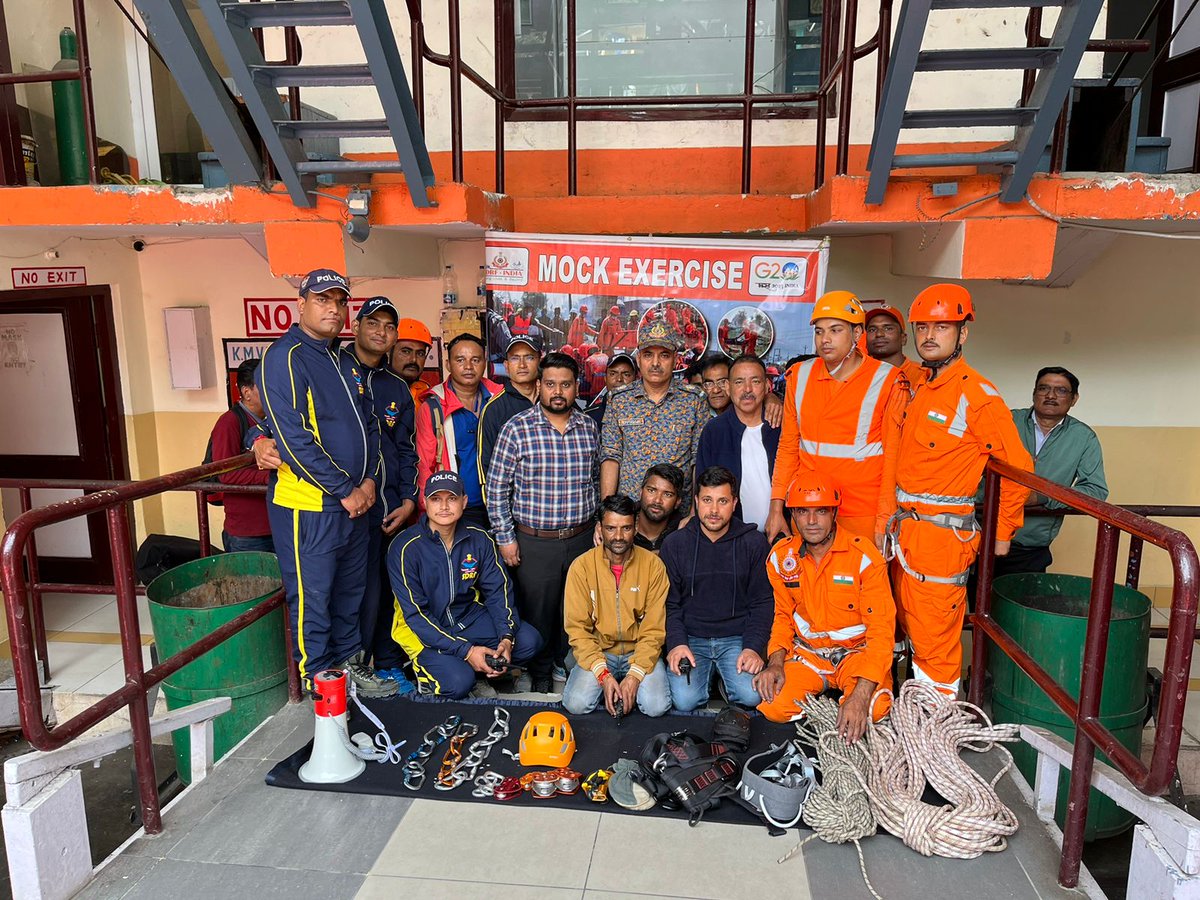 15bnNdrf's tweet photo. "Understanding the importance of readiness in rope way emergencies." #Readytoact
15 NDRF conducted a Mock Exercise on Ropeway Emergencies in co-ordination with various stakeholders at Mallital, KMVN Ropeway Distt-Nainital (UKD) on 15.09.2023.
@NDRFHQ
@ukcmo
@DNainital
@ANI https://t.co/yi6YX9zL4f