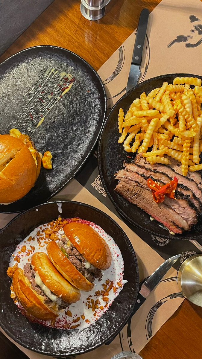 تجربتي لمطعم ليشلاز || LISHLAZZ 🥩🍔
جربت هالاصناف ⬇️
برسكت
برجر الترفل
سبشل بي وان بيف 
البرسكت والسبشل بيف 😍👌🏻
مكان شرح دورين فيه بارتشن الخدمه مره راقية وجميلة الاسعار تعتبر متوسطةانصح بالتجربة👍🏻
maps.app.goo.gl/i1T9BetNy2hB7v…