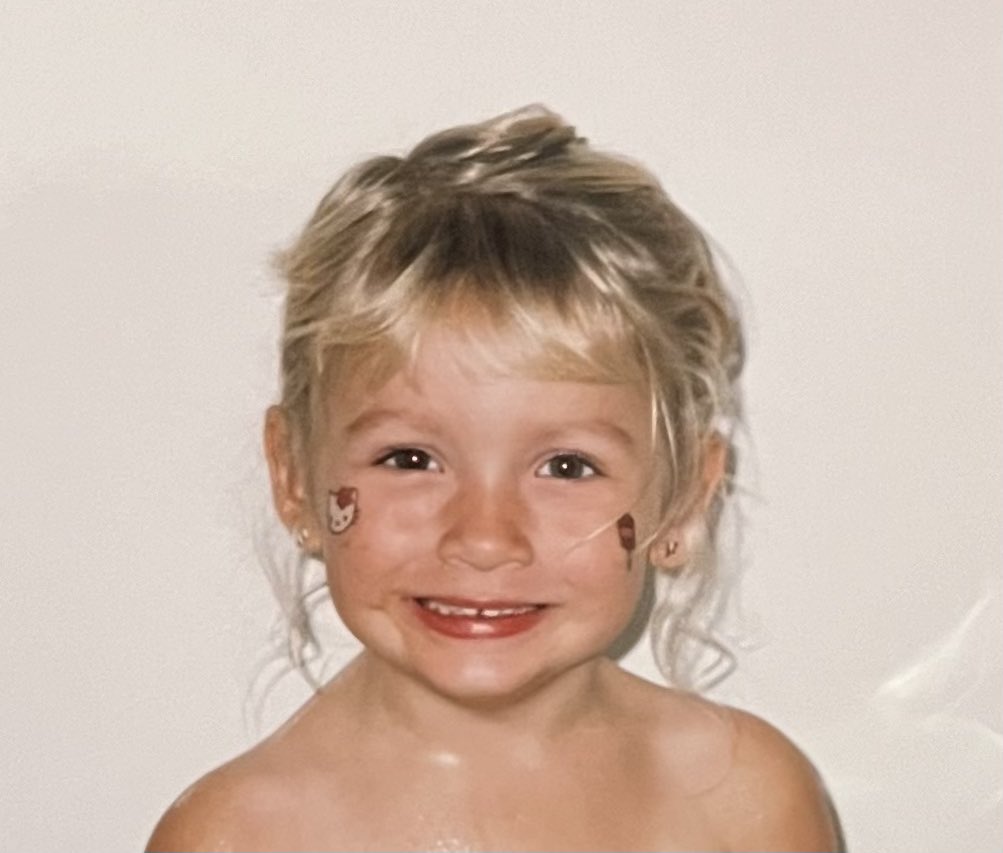 mandiroark13's tweet photo. Happy 21st Birthday to my beautiful daughter!💛🩵Ellison, enjoy your day today. Have fun and be safe tonight as you celebrate!🍻🍹🍾May this year bring you all you hope for and be as bright as your smile. I love you and am proud of the amazing woman you are🥰 https://t.co/D3k30G1wba