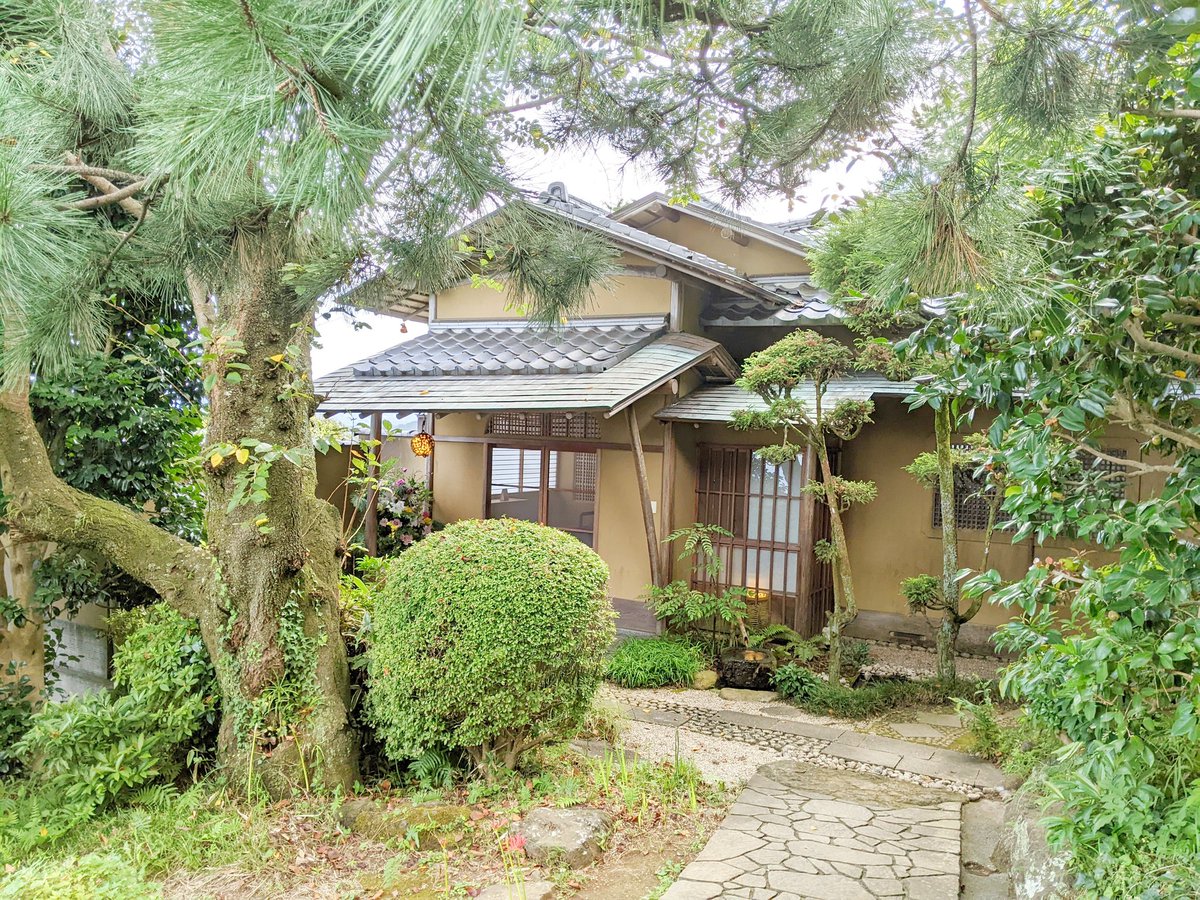 Lechka_ru's tweet photo. 熱海の台湾茶屋「吉茶 松濤館」。茶室に違和感なく溶け込んでいる台湾茶というのは新しい。
眼下に広がる太平洋を眺めながら飲むお茶は最高に美味しく、贅沢なひとときを過ごせた。 https://t.co/99e92TDXcL