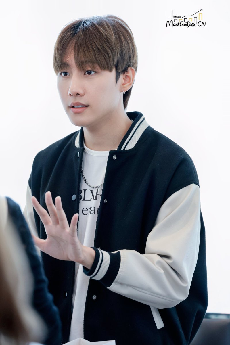 MarkGunData_CN's tweet image. 😚😚😚

#MSIWAT 🖤 #หัวใจศิวัช  🖤 #marksiwat  
#magusMG 🖤💛 #markgun 
#มากัส 🖤💛