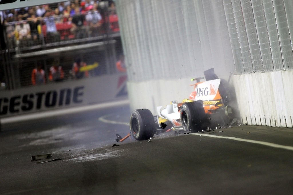 startonpole's tweet photo. Lance Stroll found the wall #SingaporeGP https://t.co/3nU3zFV7et