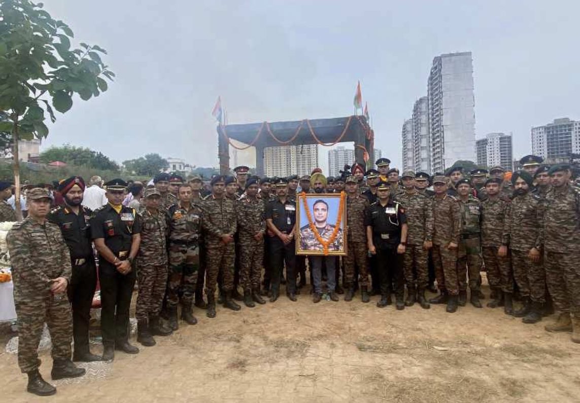 MikeAlfaKilo2's tweet image. All coursemates in a single frame, but only for one last salute #ColManpreetSingh 
JaiHind 🇮🇳🇮🇳
