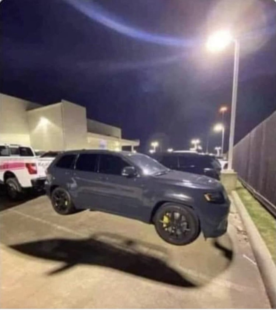 Necesito dejar la cerveza 🍺 
Pensé que este coche flotaba 🤦🏻‍♂️