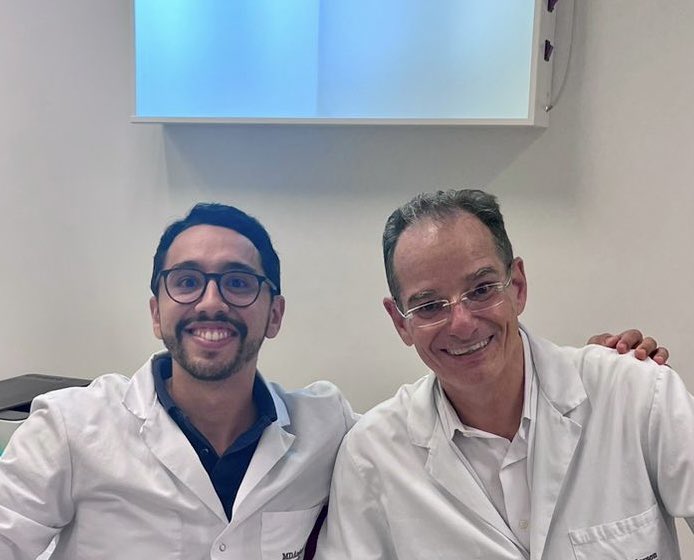 DrOrtizCruz's tweet photo. Enseñar y compartir conocimientos médicos de #sarcomas es genial y gratificante. Me acuerdo cuando era estudiante de #medicina. Estos días con @_apombo, estudiante de universidad Los Andes de #Colombia. Muy bien preparado!!. @bstt_course @Laurasrsarcomas @SCCOTCOLOMBIA @GrupoGeis https://t.co/8bz8K3QOS4