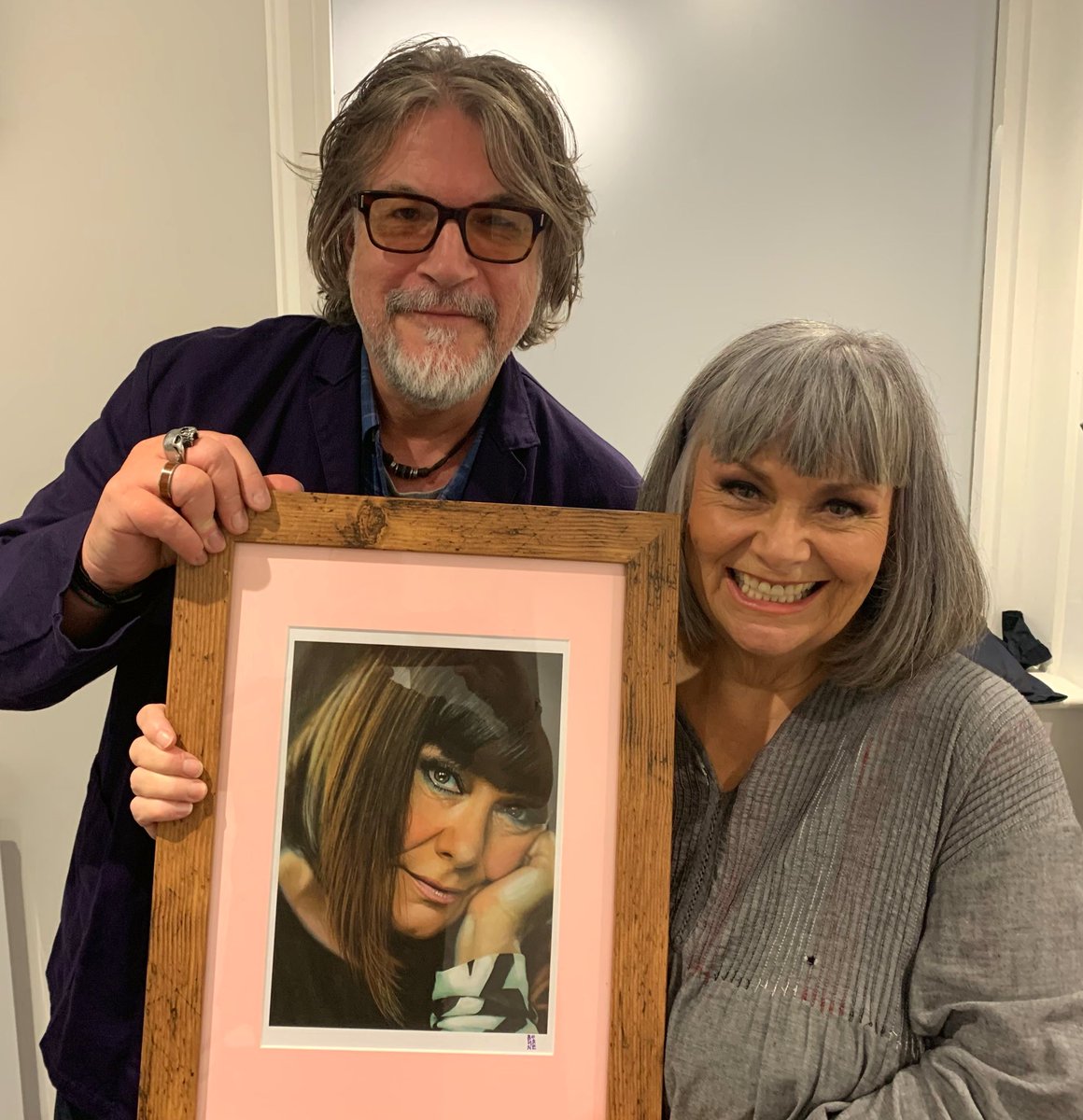 IanBourneArt's tweet image. Thanks to @Dawn_French for her warm reception yesterday, in North Wales. I hope you liked the additional drawing, and sorry for springing it on you.
Thanks also to @suehunter50 and Adam, for your kind words and facilitation.
Do catch Dawns show, on tour now. Itβs jolly goodπ