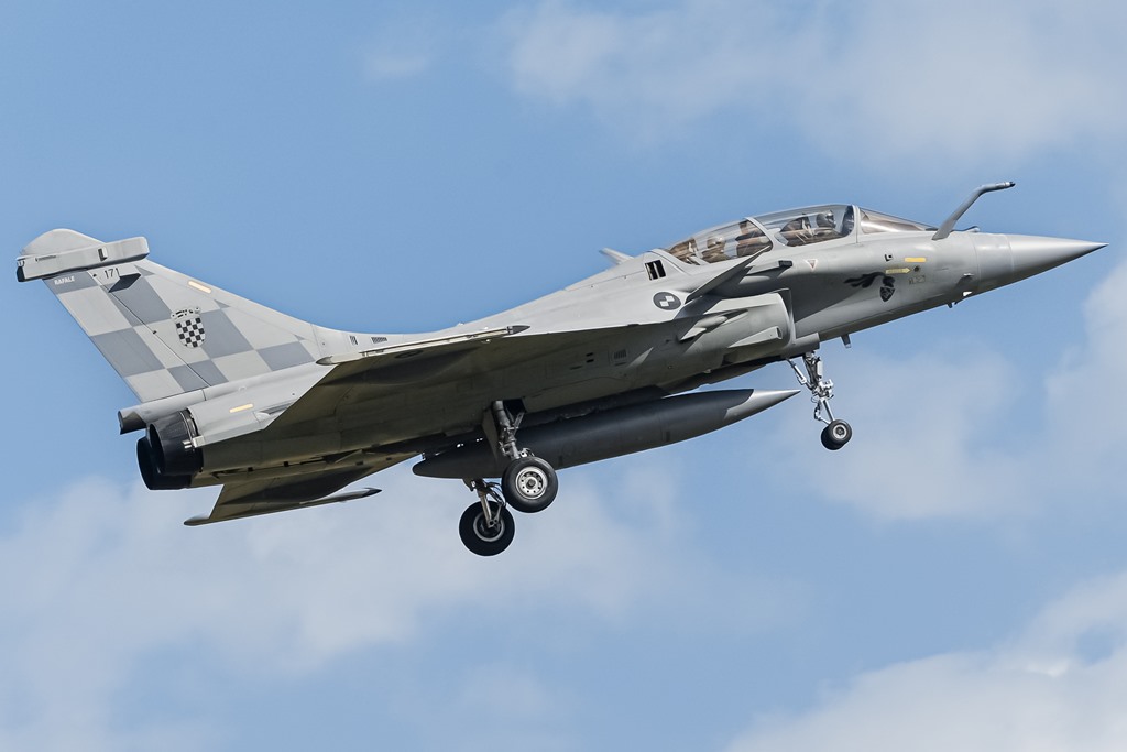 bbfaviation's tweet photo. The first Croatian Rafale fighter jet is seen at the French Saint Dizier Air Base on Sept 14 2023. Read more 👉https://t.co/WWs8iQgSx2 By @JorisvanBoven, @ANoije #aviation #aviationdaily #aviationlovers #defence #avgeek #avgeeks #France #Croatia #Rafale https://t.co/9JvEczcnbh