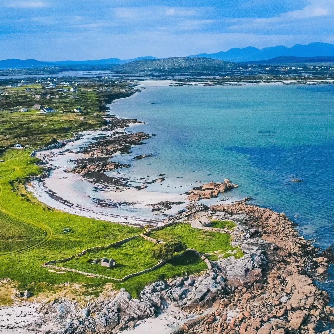 Secluded beaches with stunning views... This is true 'getting away from it all'! 🏖️🌊😍 📍 Mweenish Island, Carna, Connemara 📸 IG/ luisteix #Paradise #SecludedBeach #OffTheBeaten #HiddenGems #MweenishBeach #MweenishIsland #Carna #Connemara #Galway #Ireland #VisitGalway