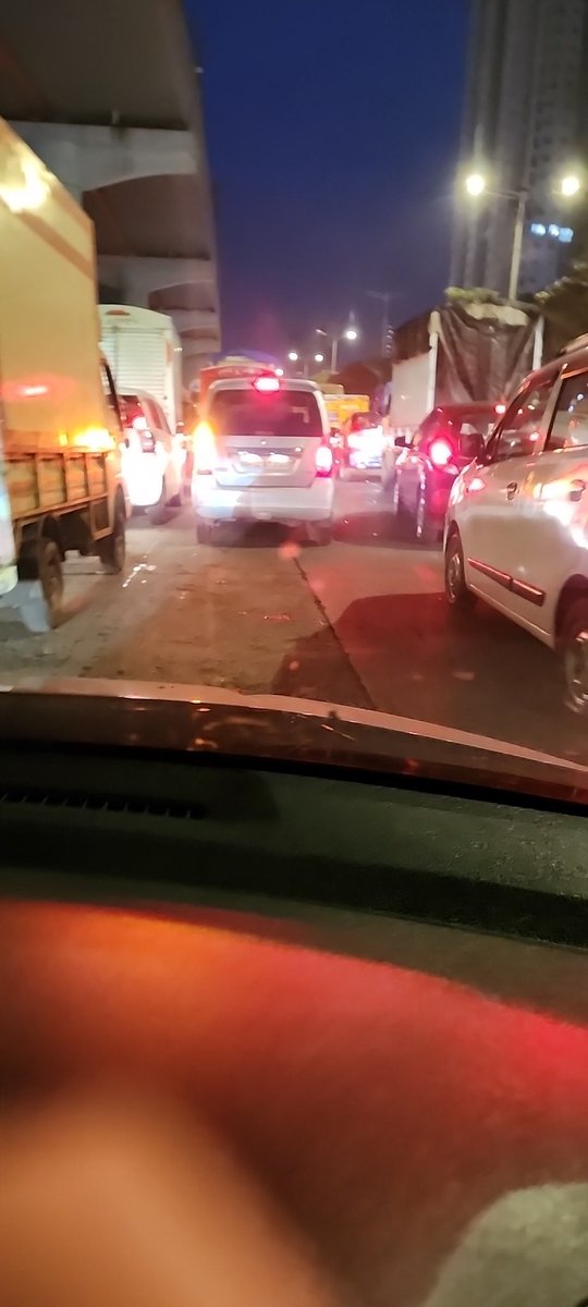 ManavendraS's tweet photo. #weh #westernexpresshighway  every day I touch weh from goregaon to kandivali , this mad jam greets me with a smirk. My journey take 1.15 hrs for 5 km stretch. Today its laughing at me, it will take more than 2 hrs. Can we like/post/comment on this trend. https://t.co/s6utZkPceQ