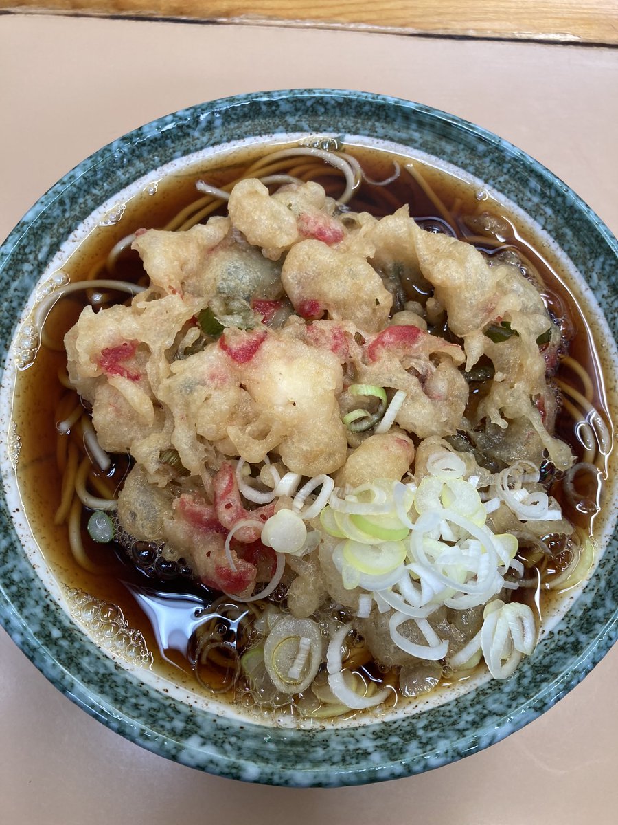 rightthing_todo's tweet photo. 田端　かしやま
天ぷら蕎麦(温)：400円
朝活で初訪店
かき揚げ天ふわふわだけど、食べ応えあり激旨❗️
雰囲気良く、優しい世界
また行きます。
満足で、ご馳走さまでした。

#かしやま　#立ち食い蕎麦　#蕎麦　#立ち食いそば #路麺 https://t.co/R2zl7q1xXA
